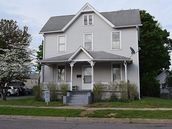 2nd image of 321 Curtin St S