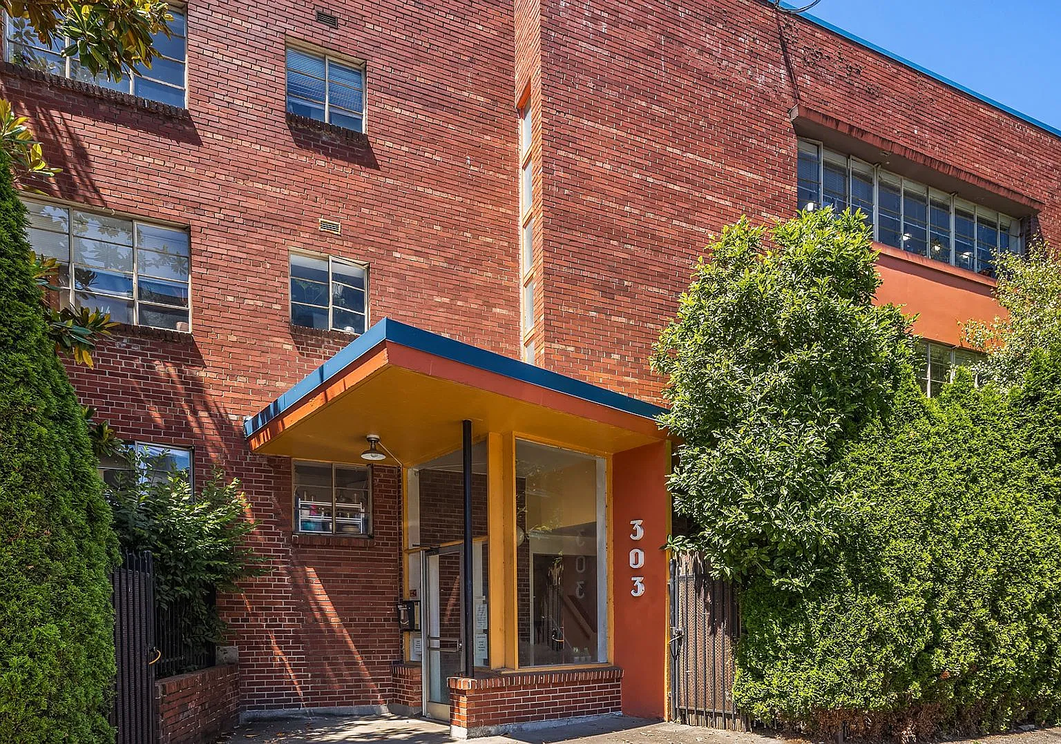 Top floor corner 1BR - beautiful hardwood floors, large bedroom, central Cap Hill location! — Photo 1