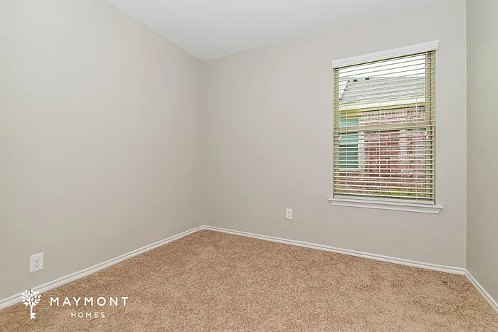1321 Basswood Ln — Photo 9