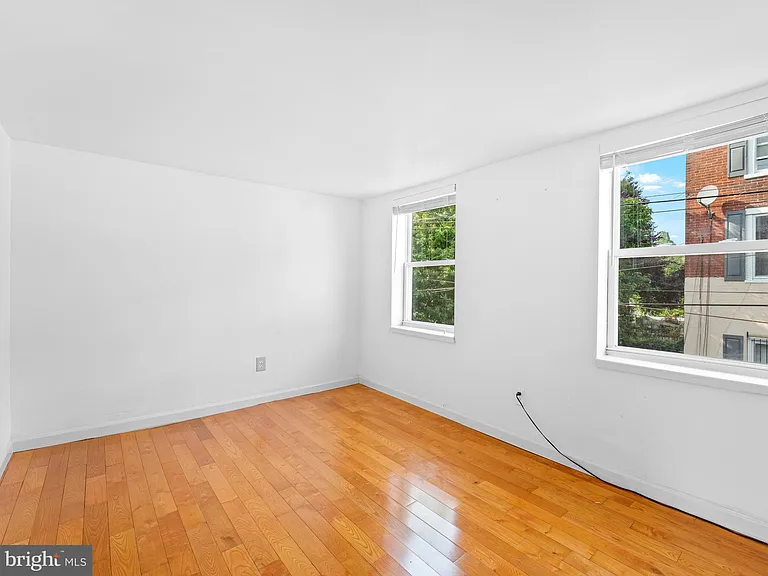 1006 Montrose St — Photo 17