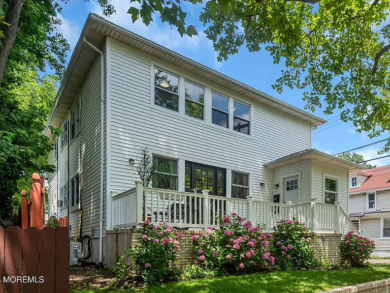 Side view of the home and yard