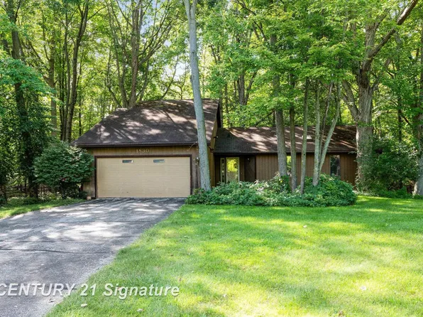 1830 Lake Circle Dr W, Saginaw, MI 48609