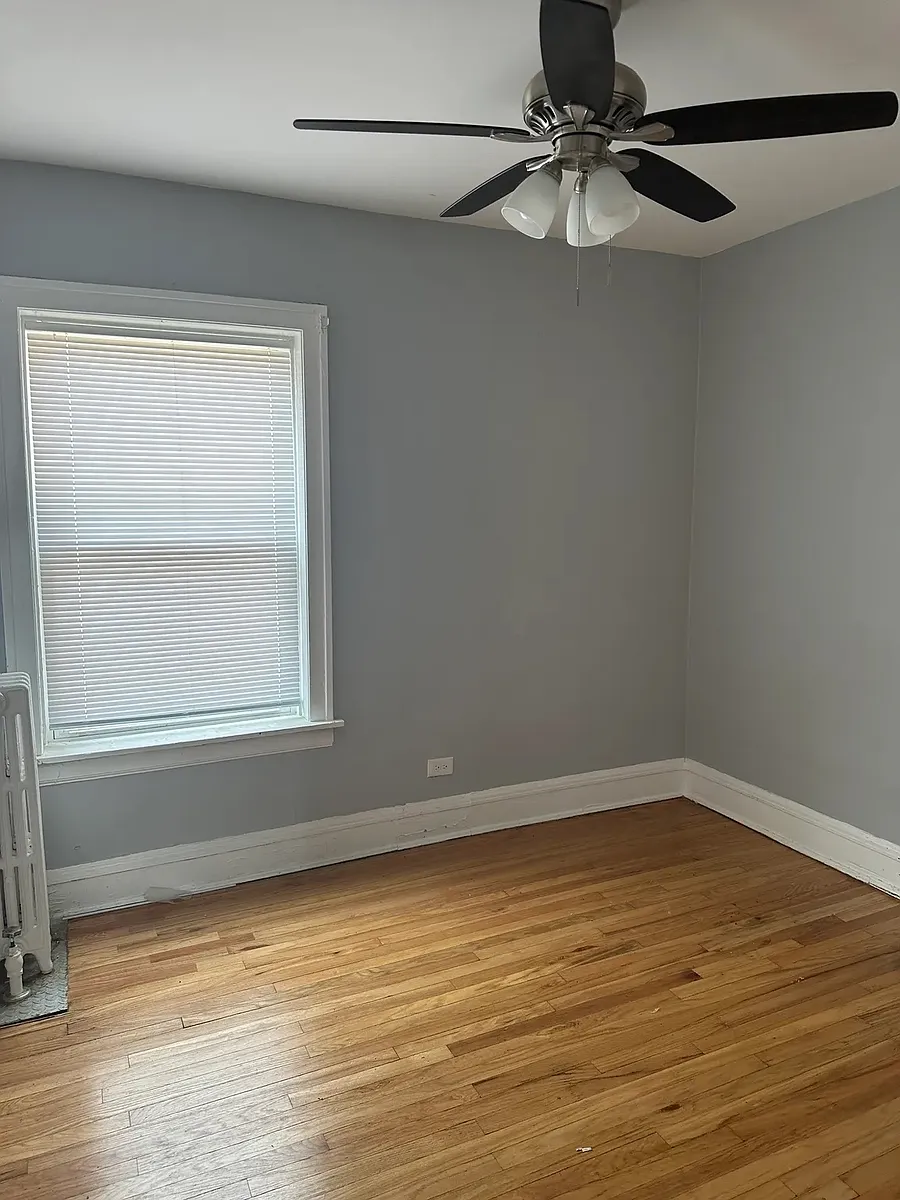Building Photo - 2422 N Kilbourn Ave #1