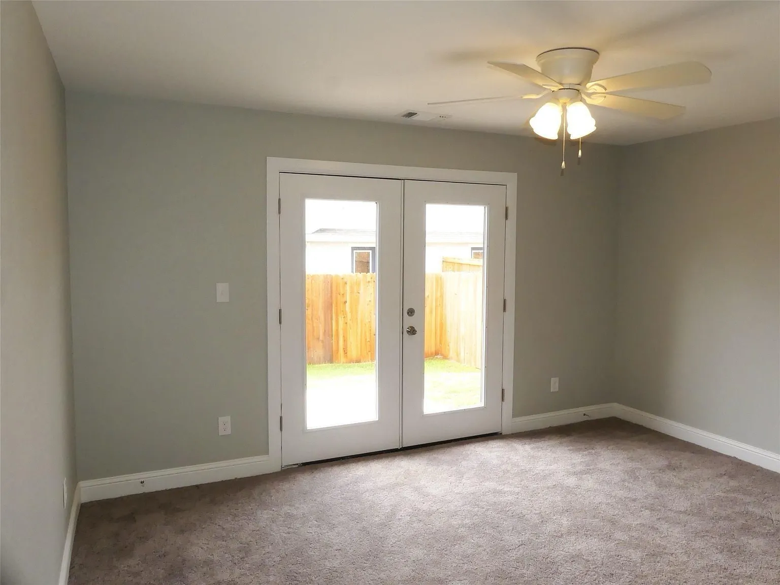 608 E College St — Photo 2