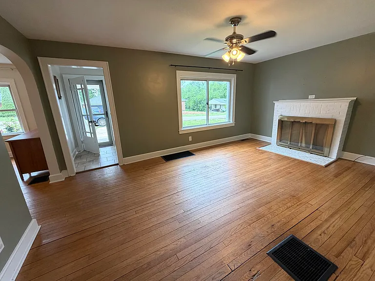114 Beck St — Photo 2