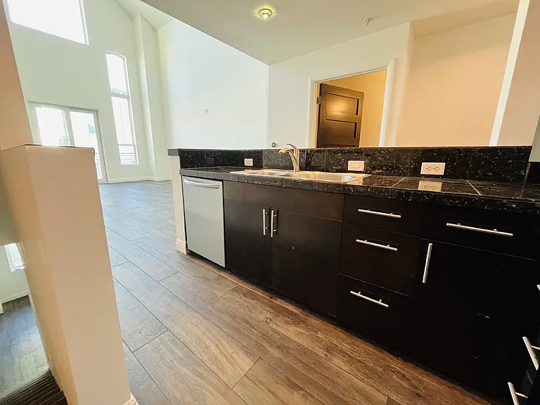 215 E McKinley St #402 — Photo 8