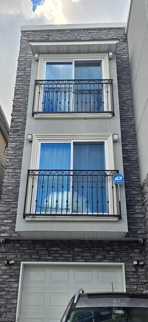 2 bed, 1.0 bath, $2,800 — Photo 2