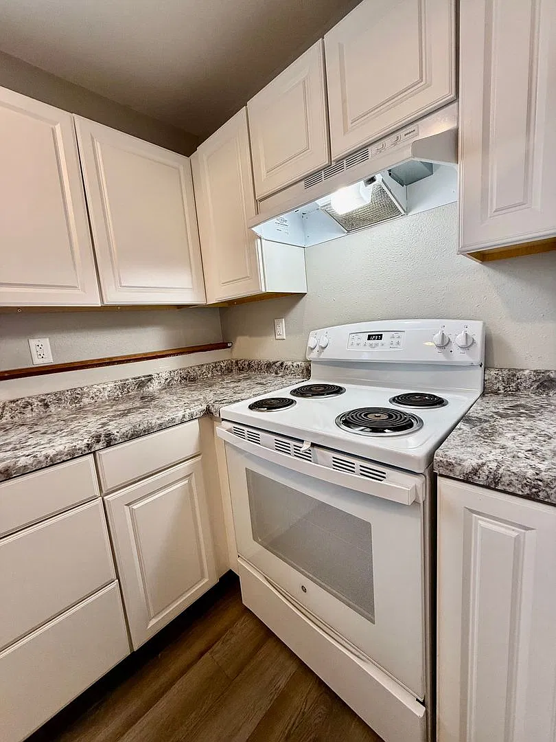 220 9th Ave NW — Photo 3
