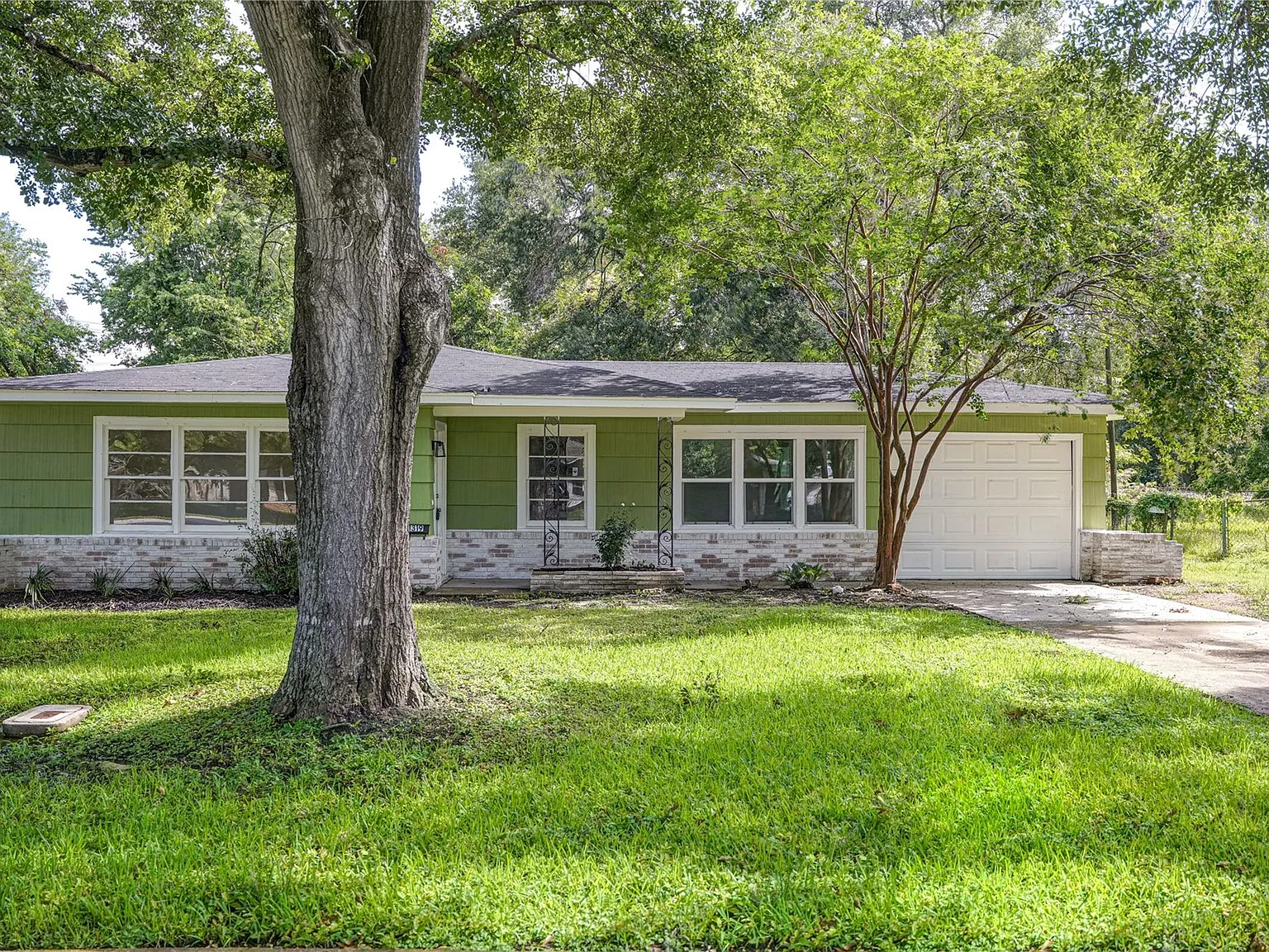 3 bed, 2.0 bath, 1337 sqft, $1,795 — Photo 3
