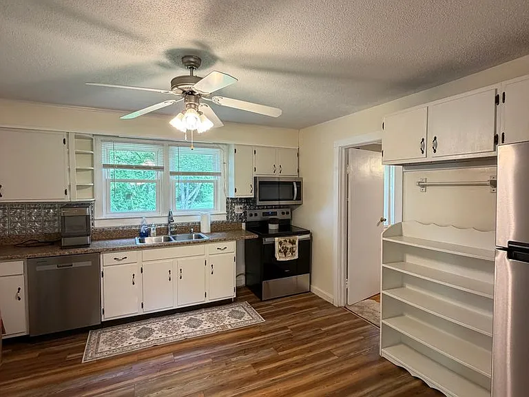 819 Summerville Rd — Photo 9