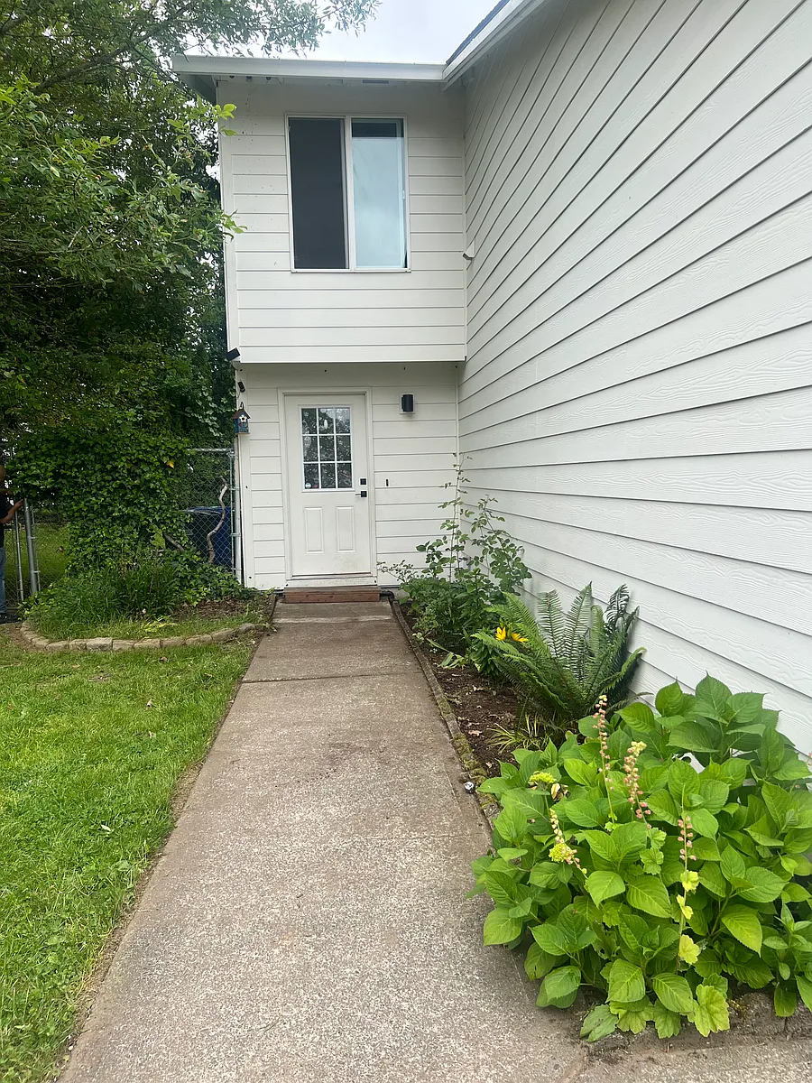 Building Photo - 902-906 NE Hacienda Ct