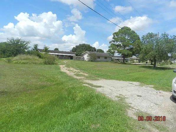 134 Della St, El Campo, TX 77437