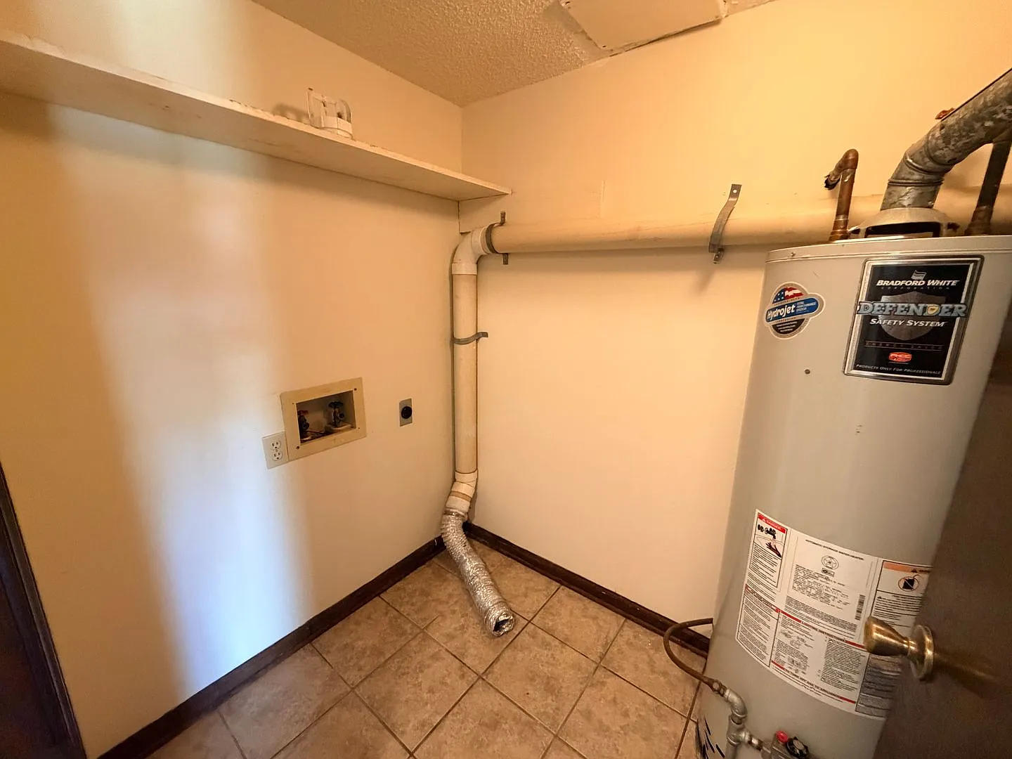 2BD/2B Towhouse — Photo 4