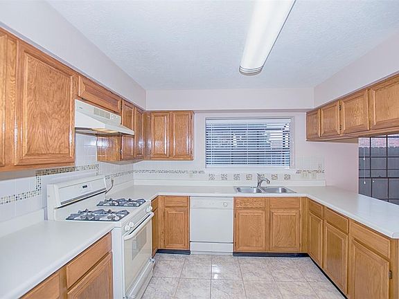 5th image of 15206 Hillglen Ct