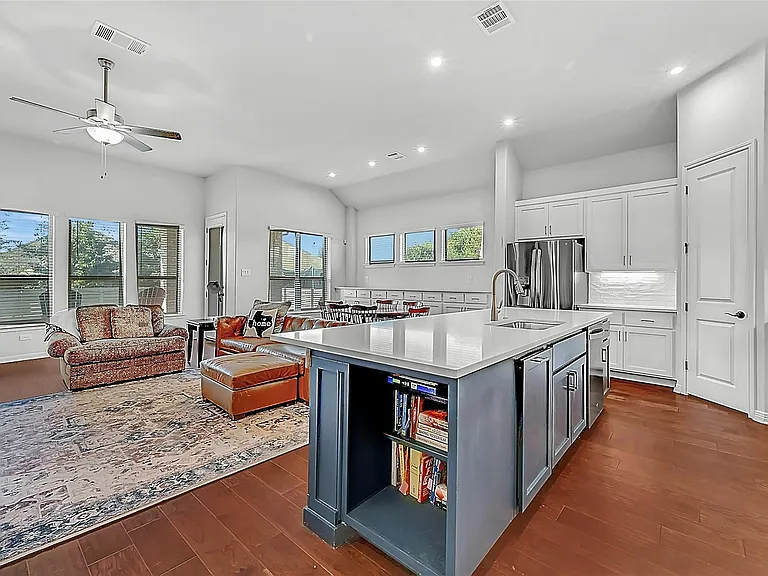204 Belford St — Photo 2