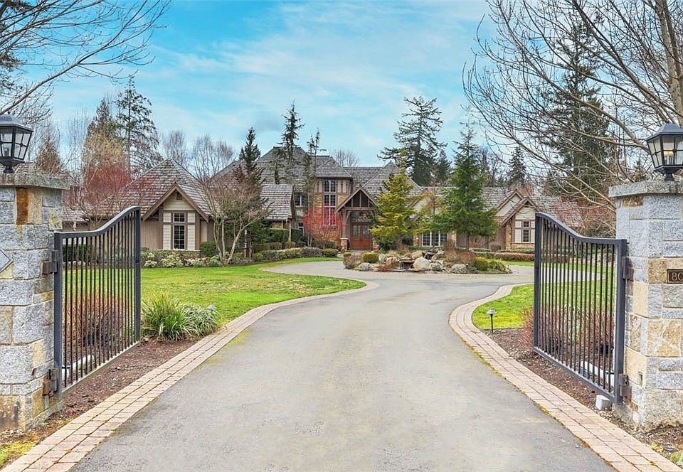 Spectacular Steven D. Smith estate in the community of Union Hill in Redmond, designed for those demanding the utmost in elegant living and entertaining combined with the ultimate retreat.