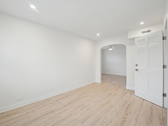 5th image of 4954 W Byron St