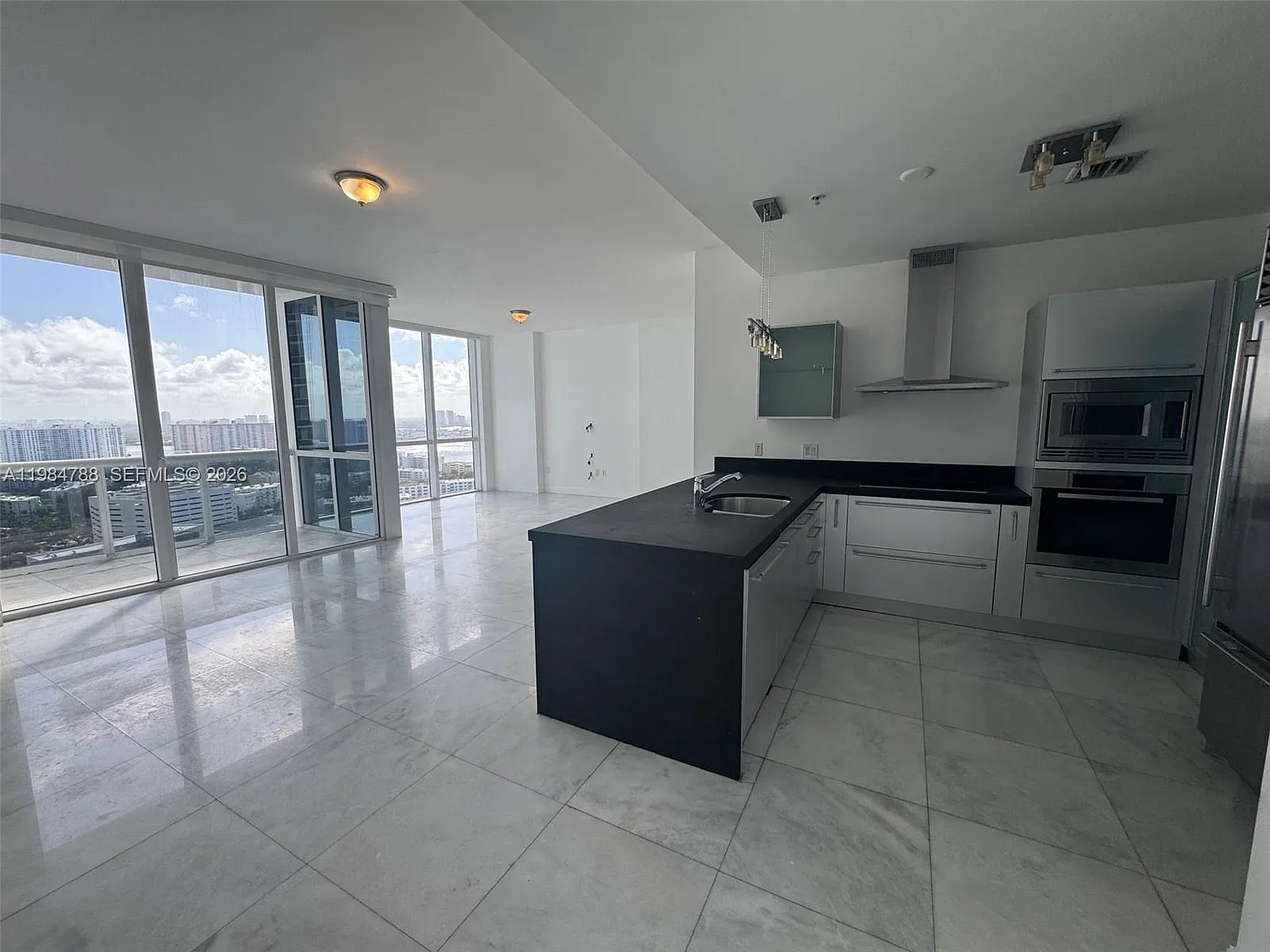 Trump Royale Condo — Photo 2