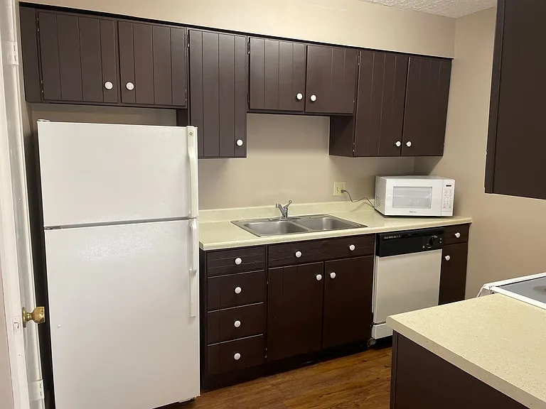 Bristol Square Apartments — Photo 241