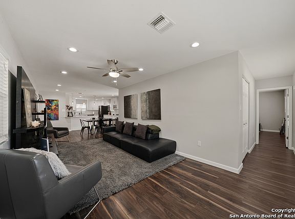 4th image of 647 Robinhood Pl