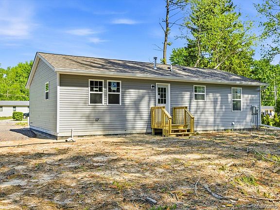 3rd image of 2921 Beach Rd