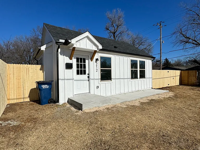 212 E Kirk St — Photo 1