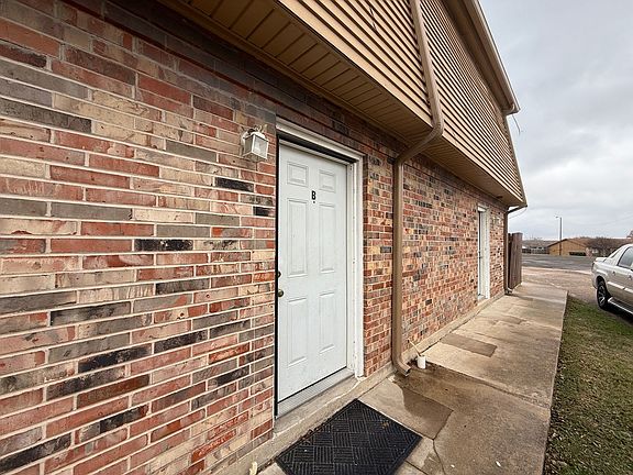 3rd image of 2304 Wales Cir #B