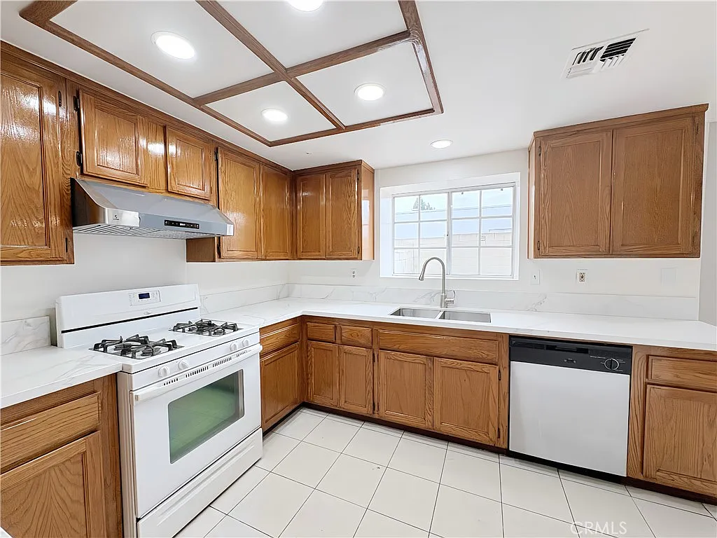 4 bed, 2437 sqft, $4,000 — Photo 2
