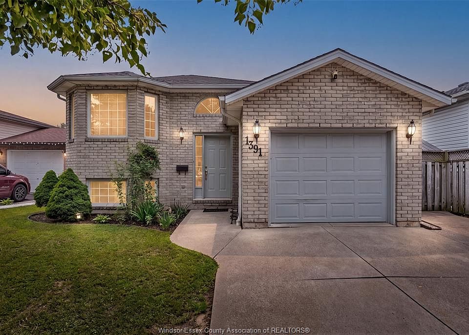 1st image of 1391 Fuller Cres