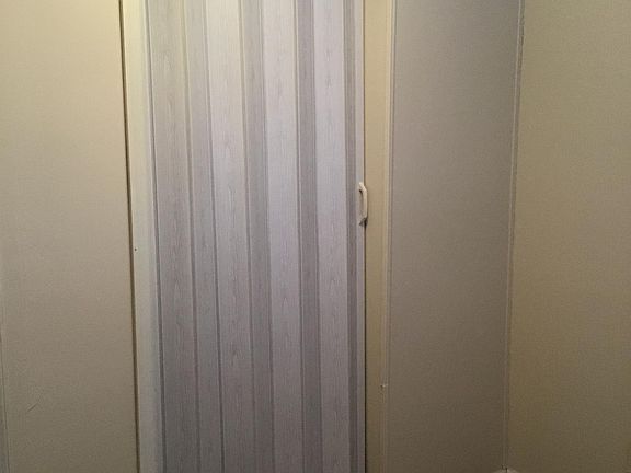 Small bedroom with closet