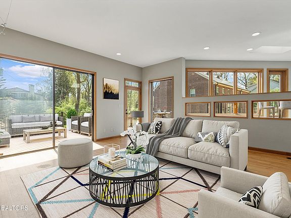 3rd image of 3632 Woodland Dr