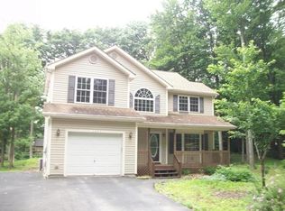 1567 Belgravia Dr, Tobyhanna, PA 18466
