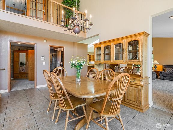 4th image of 4607 44th Avenue E