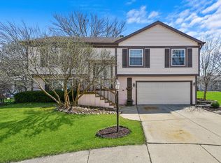 9 Woodmar Ct, Streamwood, IL 60107