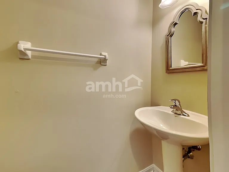 320 Hennepin Dr — Photo 7
