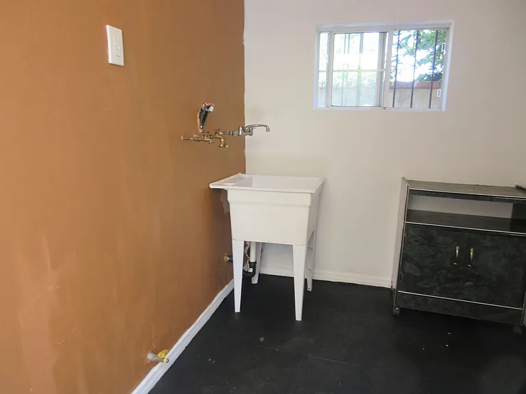 1116 N O'Melveny Ave — Photo 15