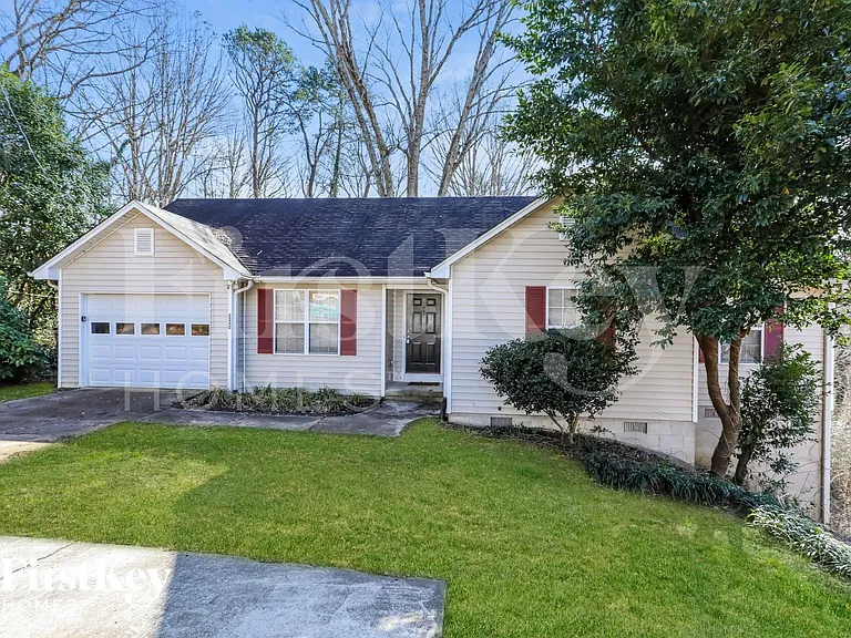 3240 Hilltop Cir — Photo 2