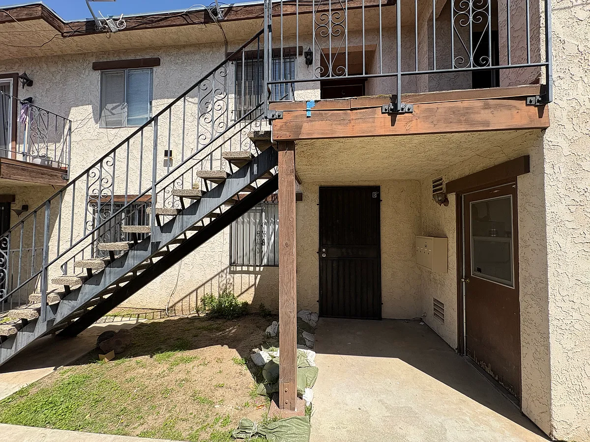 Building Photo - 522 W Hellman Ave #B