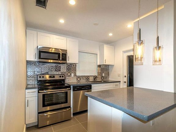 3rd image of 2201 NE 14th Ave APT 5