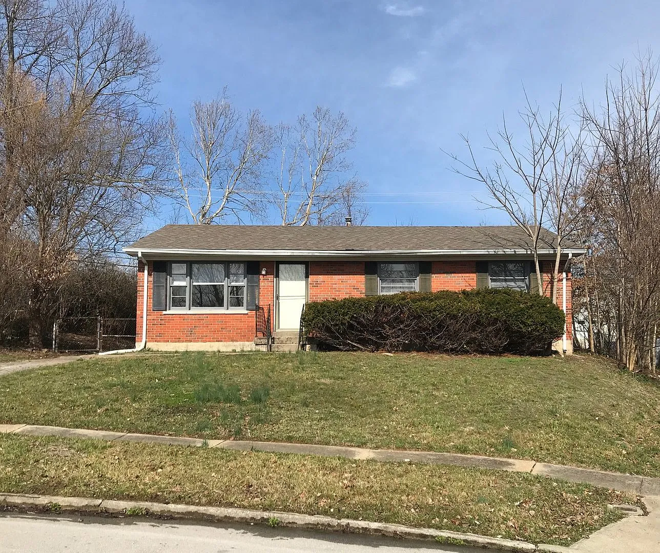 Lovely 3 Br House! Hw Floors, Fenced Backyard, Garage, Pets Ok! — Photo 3