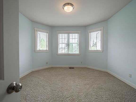 5th image of 1038 Creekview Dr