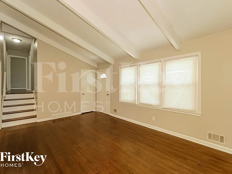 4411 NE 49th Ter — Photo 4