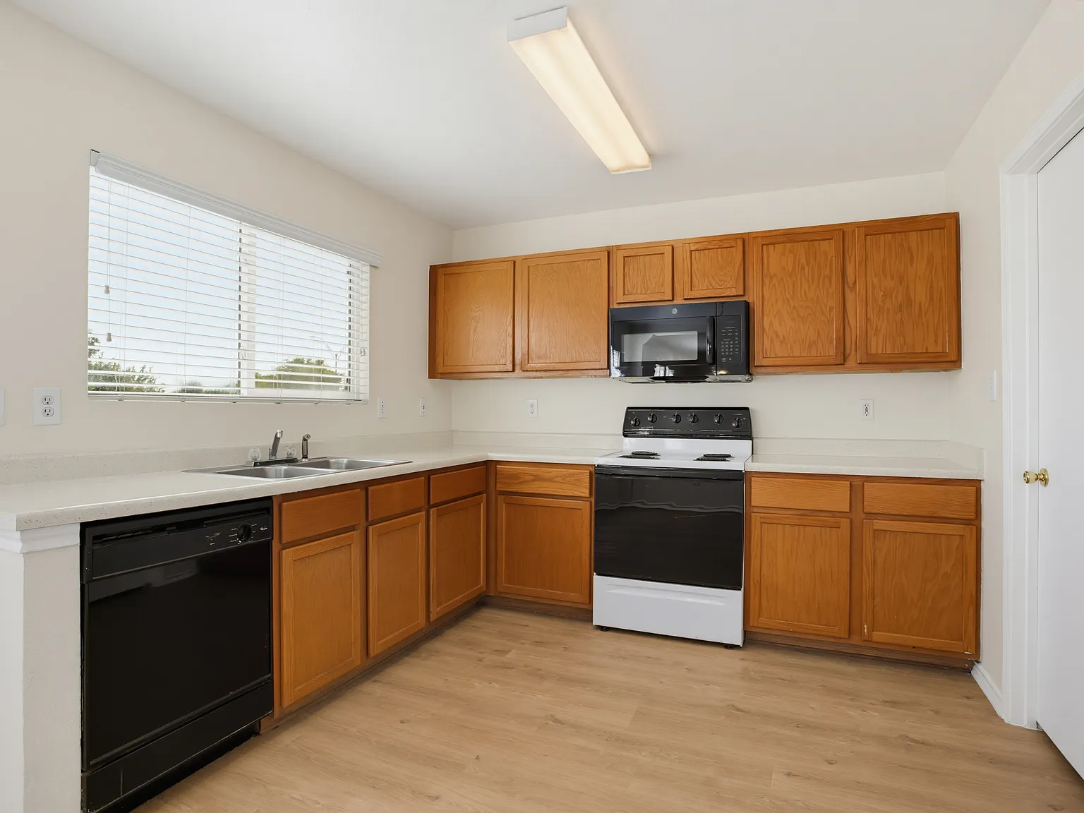 3 bed, 2.5 bath, 2021 sqft, $1,575 — Photo 4