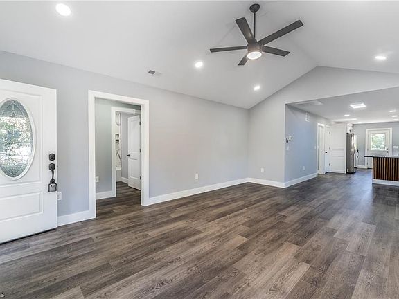 3rd image of 320 Skyview Dr