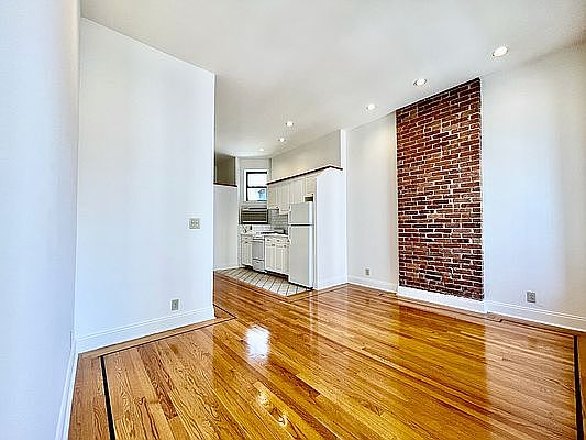 5th image of 326 E 34th St APT F2