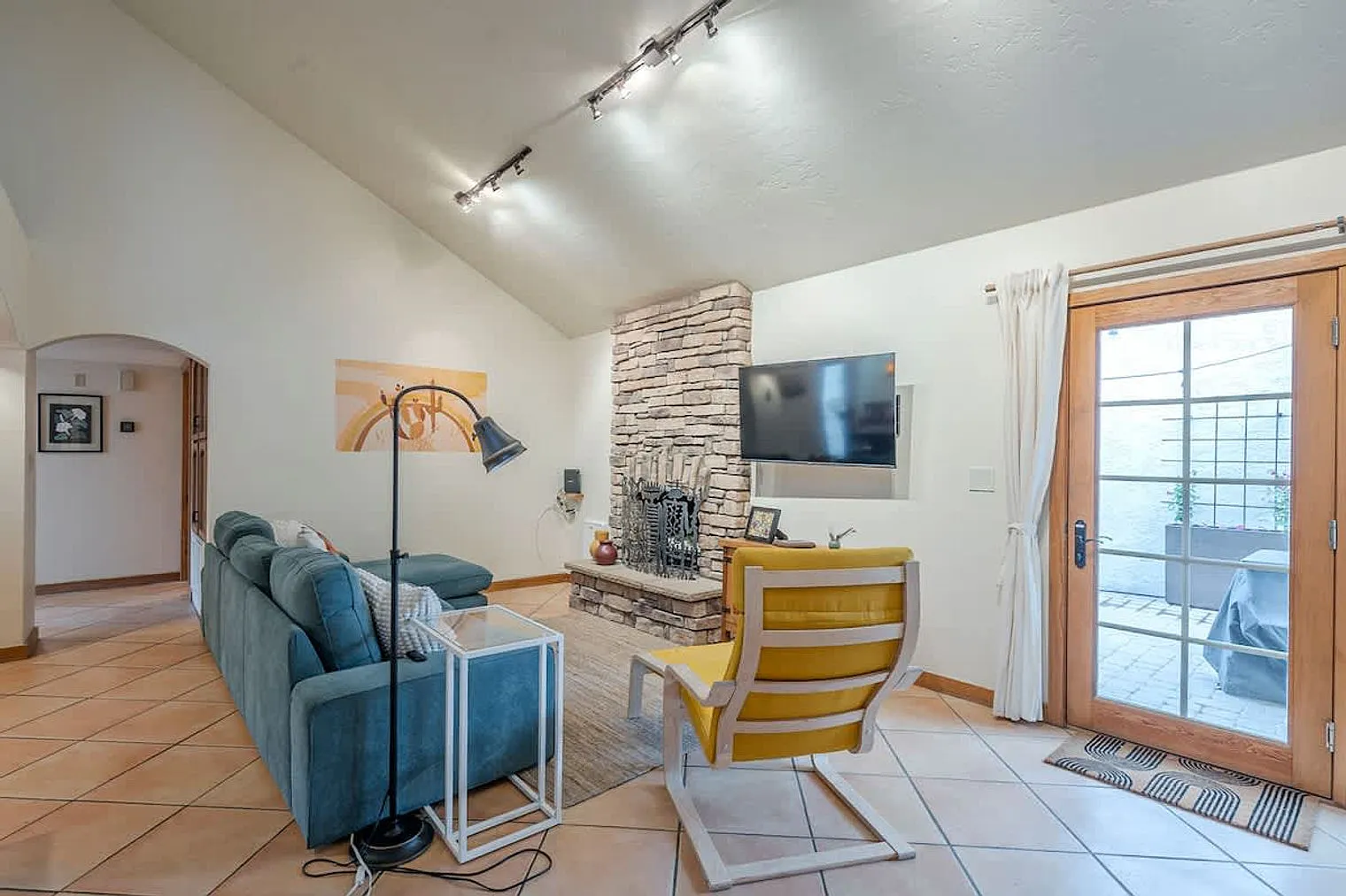 3 bed, 2.0 bath, $3,289 — Photo 3
