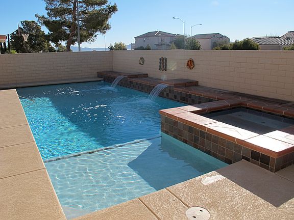 pool w/shallow beach, spa