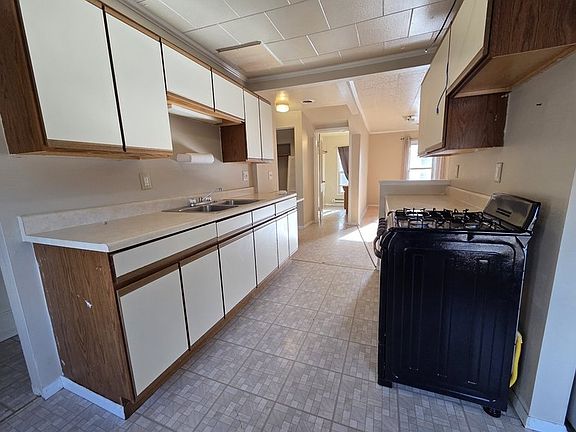 2nd image of 586 Bowen St #586