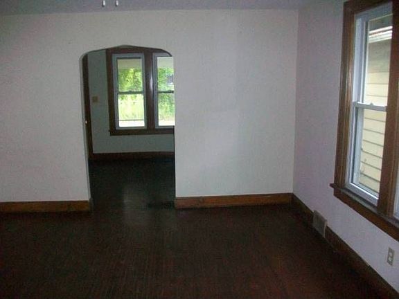 5th image of 810 Thomas Ave