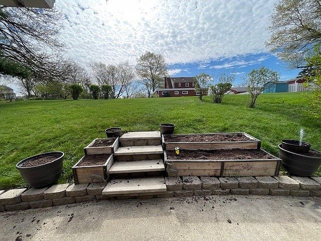 2nd image of 1055 Greentree Rd